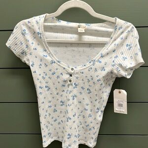 Billabong floral tee “little buttons” NWT